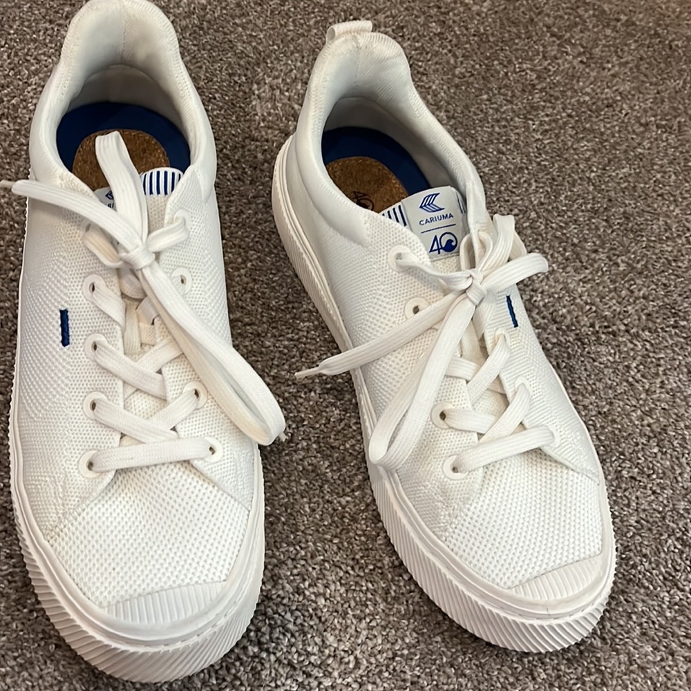 Slightly off-white vegan Cariuma sneaker. Wear with shorts or jeans. - Picture 4 of 5